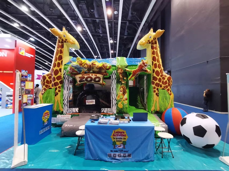 Leisure activity® が、目を見張るような 4 メートルのインフレータブル弾む城を備えた動物園を IAAPA EXPO ASIA にもたらします